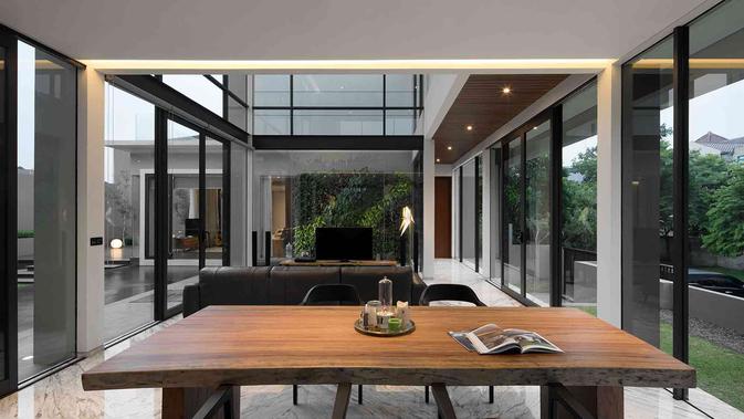 Ruang makan menyatu dengan ruang keluarga BP House karya Rakta Studio. (dok. Arsitag.com)