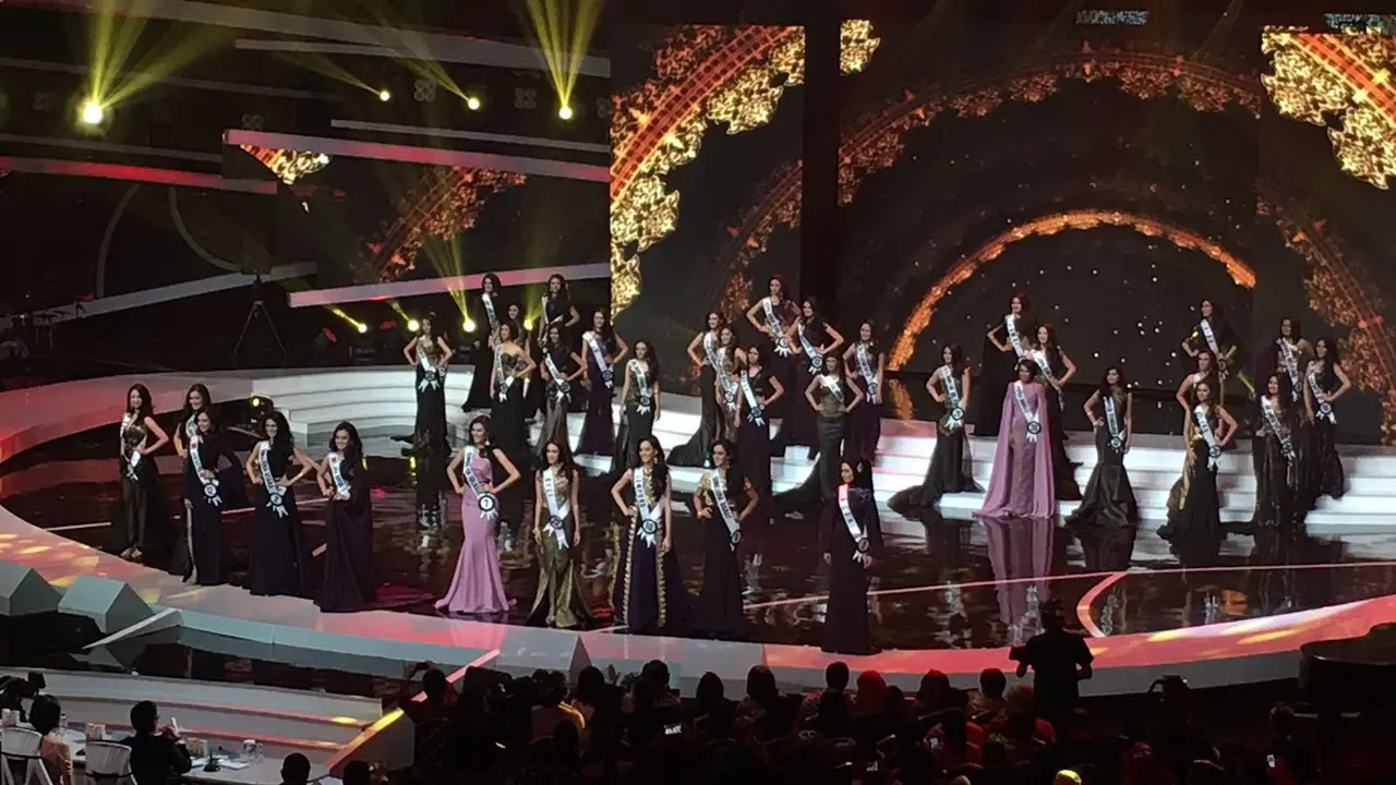 10 Besar Puteri Indonesia 2016 Tampil dalam Balutan Gaun Malam