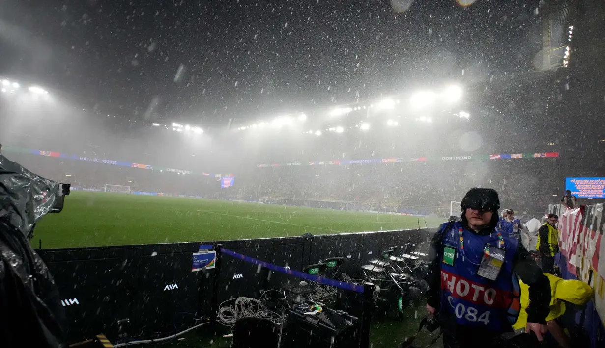 Hujan deras dan petir membuat wasit meminta semua pemain keluar dari lapangan. (AP Photo/Frank Augstein)