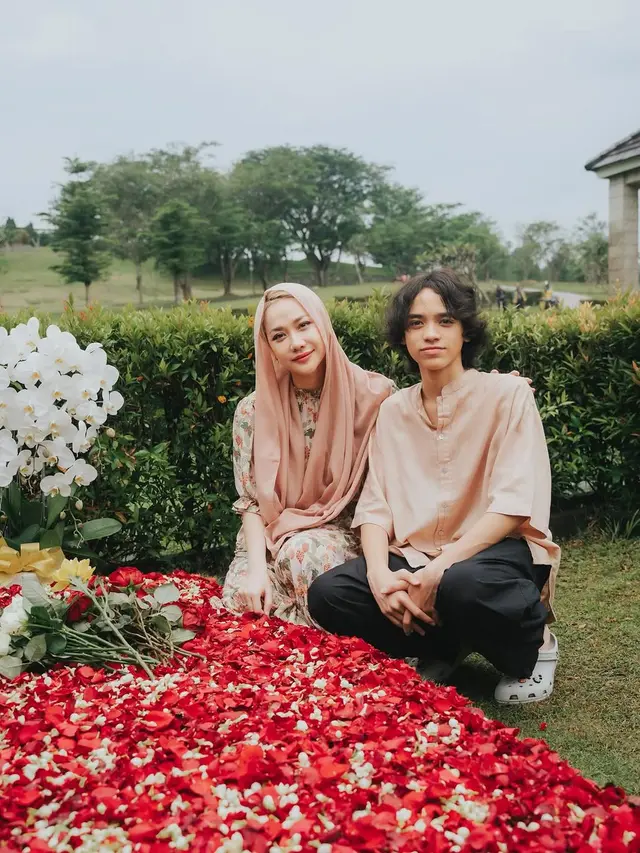 Tampilan Manis dan Santun Bunga Citra Lestari Ziarah ke Makam Ashraf Sinclair, Konsisten dengan Gaun Floral