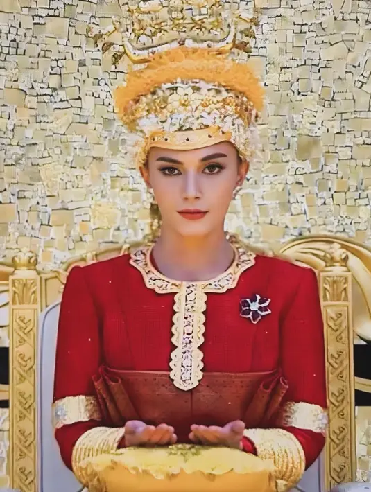 Berbeda dari tampilannya saat acara khatam Quran dan tunangan, kali ini, Anisha tampak dirias dengan makeup bold yang berfokus pada riasan mata yang tajam. Membuatnya terlihat makin memesona di hari bahagia itu.