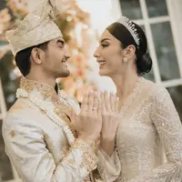 Tyas Mirasih dan Tengku Tezi tampil dengan pakaian pengantin yang didominasi warna earth tone. [@morden.co]