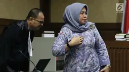 Terdakwa dugaan suap DPRD Sumatera Utara, Tiaisah Ritonga (kanan) usai menjalani sidang pembacaan putusan di Pengadilan Tipikor, Jakarta, Kamis (14/02). Tiaisah divonis bersalah, dihukum empat tahun dan denda Rp100 juta. (Liputan6.com/Helmi Fithriansyah)