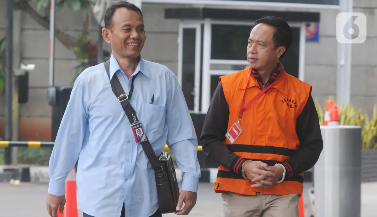 Penyuap Bupati Lampung Utara Agung Ilmu Mangkunegara, Hendra Wijaya Saleh tiba untuk pemeriksaan di Gedung KPK, Jakarta, Kamis (21/11/2019). Hendra diperiksa sebagai tersangka atas kasus dugaan suap terkait proyek di Dinas PUPR dan Dinas Perdagangan Kab. Lampung Utara. (merdeka.com/Dwi Narwoko)