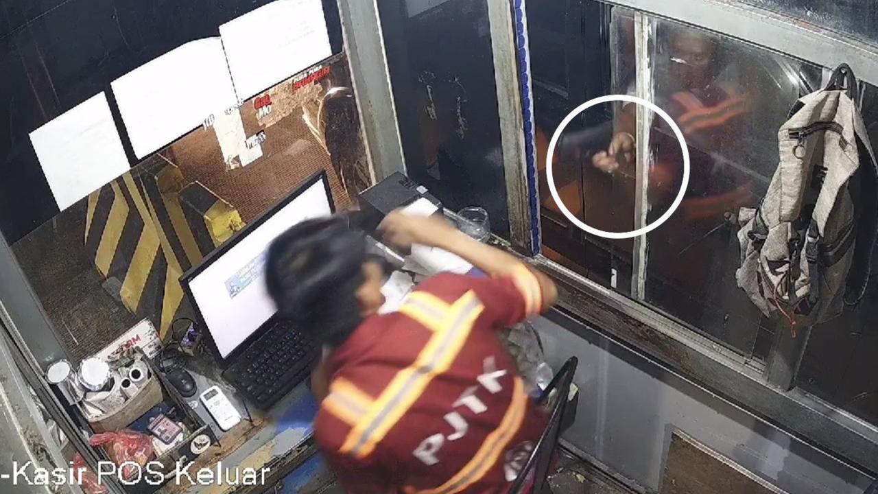 Tangkapan layar rekaman CCTV detik-detik pegawai tiket parkir ASDP Bakauheni ditodong senjata api. Foto : (Istimewa).