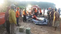 Foto: Tim SAR gabungan saat mengevaluasi korban tenggelam (Liputan6.com/Ola Keda)