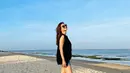 Kacamata hitam sukses membuat penampilan Cut Tari terlihat awet muda. Posenya di pantai ini tak menunjukkan kini ia berusia melangkah ke kepala lima. (Liputan6.com/IG/@cuttaryofficial).