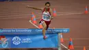 Atlet Indonesia, Rini Budiarti saat berlomba di nomor lari halang rintang 3.000 meter SEA Games ke-28 di National Stadium, Singapura, (12/6/2015). Rini finish pertama dengan catatan waktu 10 menit 20,40 detik. (Liputan6.com/Helmi Fithriansyah)