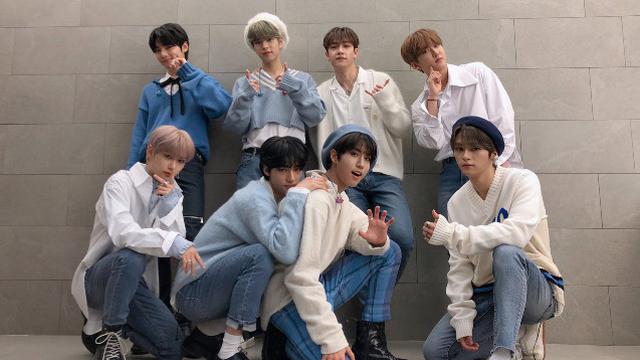 Stray Kids Performing Neverending Story