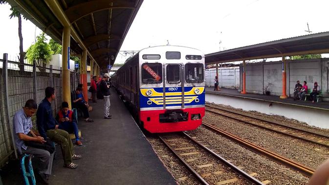 Hari Pahlawan 10 November: Mengheningkan Cipta di Stasiun 