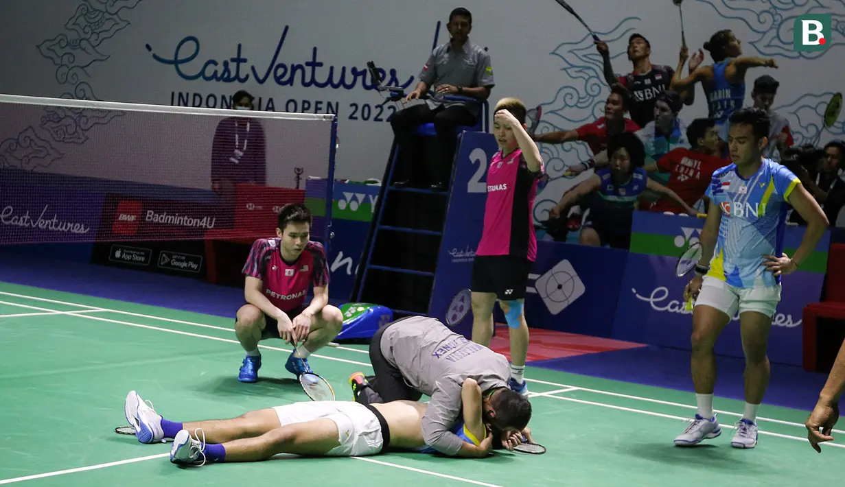 Bukan hanya Aaron Chia/Soh Wooi Yik yang menghampiri Yeremia, namun pelatih mereka asal Indonesia Rexy Mainaky langsung memeluk Yeremia cukup lama. (Bola.com/Bagaskara Lazuardi)