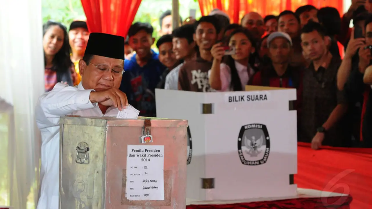 Prabowo Nyoblos Ditemani Anak