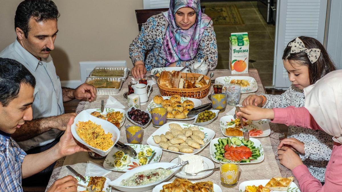 Сахур это. Семья за столом ифтар. Турецкий ифтар. Еда на ифтар. Ифтар в Таджикистане.