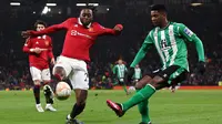 Bek Manchester United atau MU, Aaron Wan-Bissaka (kedua kiri) berebut bola dengan bek Real Betis, Abner Vinicius pada leg pertama 16 besar Liga Eropa 2022/2023 di Old Trafford, Jumat dini hari WIB (10/3/2023). MU masih harus menjalani laga leg kedua di kandang Betis pada pekan depan. (Photo by Darren Staples / AFP)