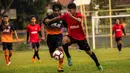Pemain Andy Sport berebut bola saat melawan AMW Tangerang pada laga final Ayo Tangerang di Stadion Mini Ciasuk, Tangerang, Sabtu (13/7). Andy Sport menang 3-1 atas AMW. (Ayo Tangerang)