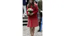 Duchess of Cambridge, Catherine Elizabeth Middleton terus tersenyum usai menerima untaian bunga dari masyarakat Forteviot Fete, Forteviot, Skotlandia, (29/5/2014). (REUTERS/Russell Cheyne)