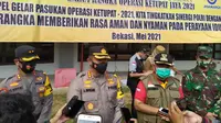 Wali Kota Bekasi, Rahmat Effendi alias Pepen menggelar apel pasukan Operasi Ketupat Jaya 2021 di Stadion Patriot Candrabhaga, Rabu (5/5/2021). (Liputan6.com/Bam Sinulingga)