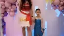 Aura Kasih hadir dengan kostum Moana serba orange, bersama putrinya yang mengenakan dress biru mirip Elsa Frozen. [@aurakasih]