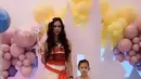 Aura Kasih hadir dengan kostum Moana serba orange, bersama putrinya yang mengenakan dress biru mirip Elsa Frozen. [@aurakasih]