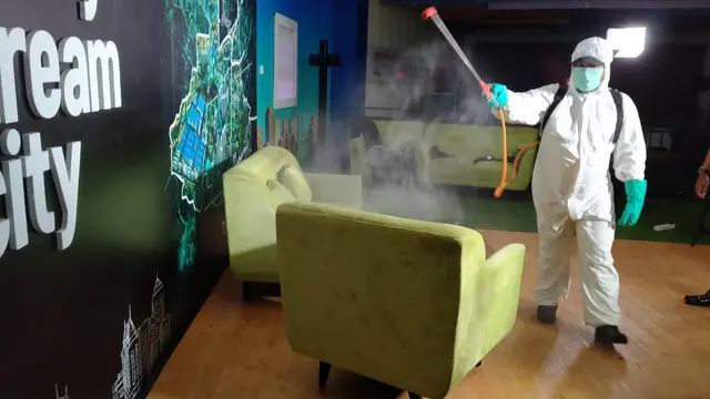 Pusat Pemerintahan Kota Tangerang disemprot cairan disinfektan