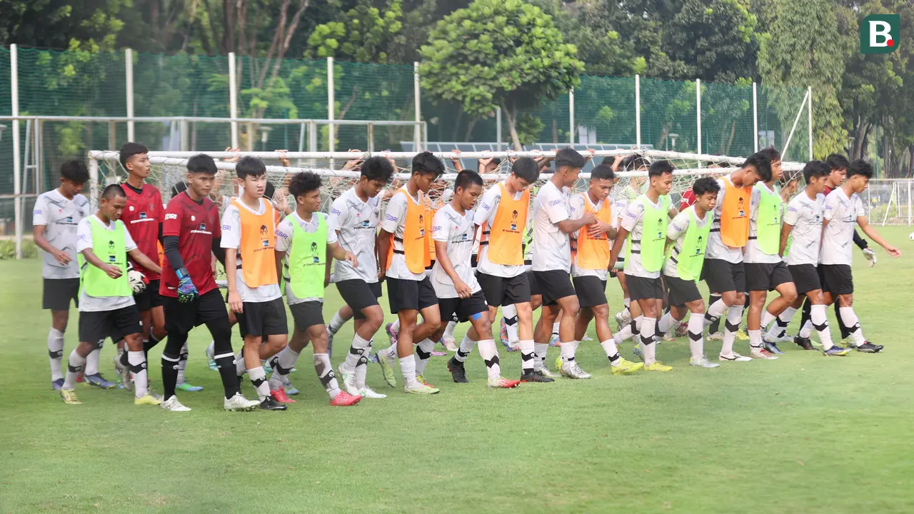 Foto: Bima Sakti Tes Kebersamaan Pemain Timnas Indonesia U-17, Pindahkan Gawang Jadi Momennya
