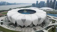 Foto udara pada 1 April 2022 ini menunjukkan Stadion Pusat Olahraga Olimpiade Hangzhou, stadion utama Asian Games ke-19, di Hangzhou di provinsi Zhejiang timur China. Asian Games ke-19 Hangzhou 2022 rencananya digelar pada 10-25 September 2022. (STR / AFP)
