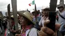 Petani Meksiko dan aktivis membawa parang selama protes untuk menandai peringatan sebelas bulan hilangnya 43 mahasiswa dari Universitas di wilayah Ayotzinapa pelatihan perguruan tinggi, Meksiko (26/8/2015). (REUTERS/Henry Romero)