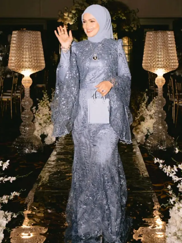 Dress abu-abu Siti Nurhaliza hadir di pernikahan anak sambungnya. [@_azizulazman]