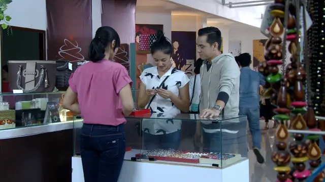 [Bintang] Orang Ketiga