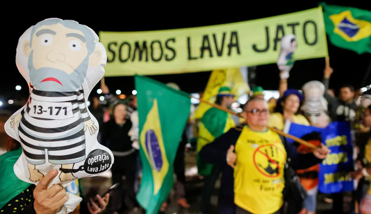 Warga turun ke jalan merayakan keputusan Hakim menjatuhkan hukuman ke mantan Presiden Brasil Luiz Inacio Lula da Silva di Rio de Janeiro, Brasil (12/7). Silva memerintah Brasil dari 2003-2010. (AFP Photo/Sergio Lima)