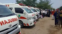 Ambulans disiagakan untuk mengevakuasi korban Lion Air jatuh di Tanjung Karawang. (Liputan6.com/Abramena)