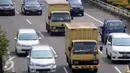 Truk melintas di tol dalam Kota kawasan Senayan, Jakarta, Minggu (25/6). Angkutan barang di atas 2 sumbu seperti truk tronton dan trailer per 1 juli dilarang melintasi jalur tol selama 10 hari. (Liputan6.com/Helmi Affandi)