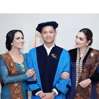 Momen mengharukan terjadi di acara kelulusan Azriel Hermansyah. Di acara tersebut, Azriel didampingi oleh kedua ibunya, yaitu Ashanty dan Krisdayanti. Ashanty memesona dibalut kebaya biru tua dari bahan beludru. Kebaya panjangnya memiliki detail bordir emas di bagian kerahnya yang memanjang ke Bawah. Sedangkan Krisdayanti mengenakan kebaya berwarna biru kehijauan yang tak kalah menawan. Desain kebaya yang dikenakan oleh Krisdayanti lebih klasik dengan sentuhan bros emas di bagian tengah dada. [Foto: Instagram/ashanty_ash]