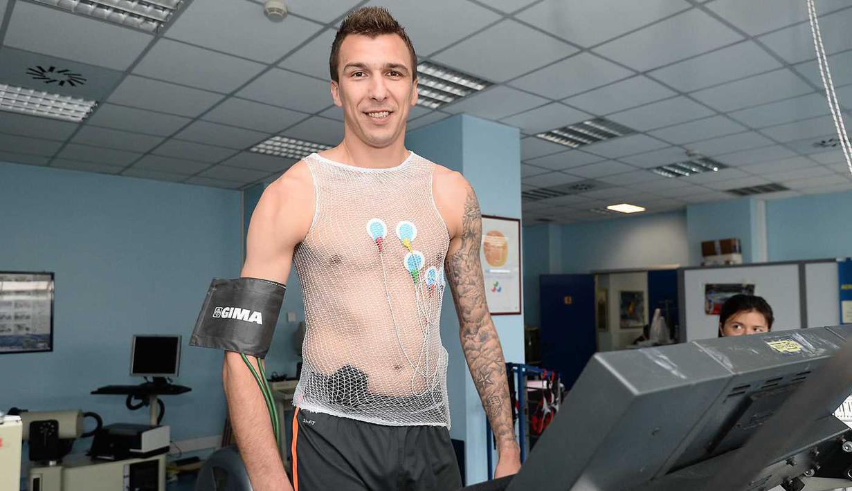 Striker Kroasia, Mario Mandzukic tiba di markas Juventus di Turin untuk menandatangani kontrak dan menjalani tes medis. (Juventus.com)