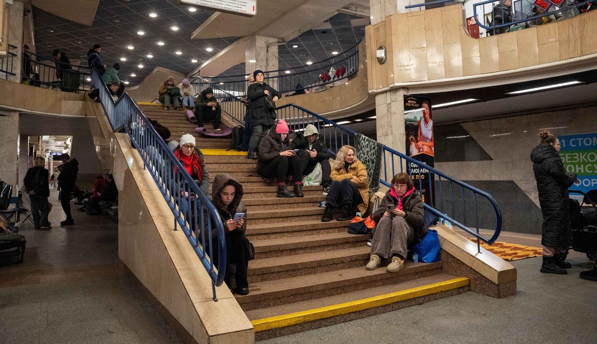 Upaya pertahanan udara Ukraina terus diaktifkan untuk menghalau serangan gabungan antara drone dan berbagai jenis rudal jelajah Rusia. Tampak dalam foto, warga berlindung di stasiun metro selama serangan pesawat tak berawak dan rudal Rusia di Kyiv, Ukraina, pada 9 Januari 2026 pagi hari waktu setempat, di tengah invasi Rusia ke Ukraina. (Serhii Okunev/AFP)