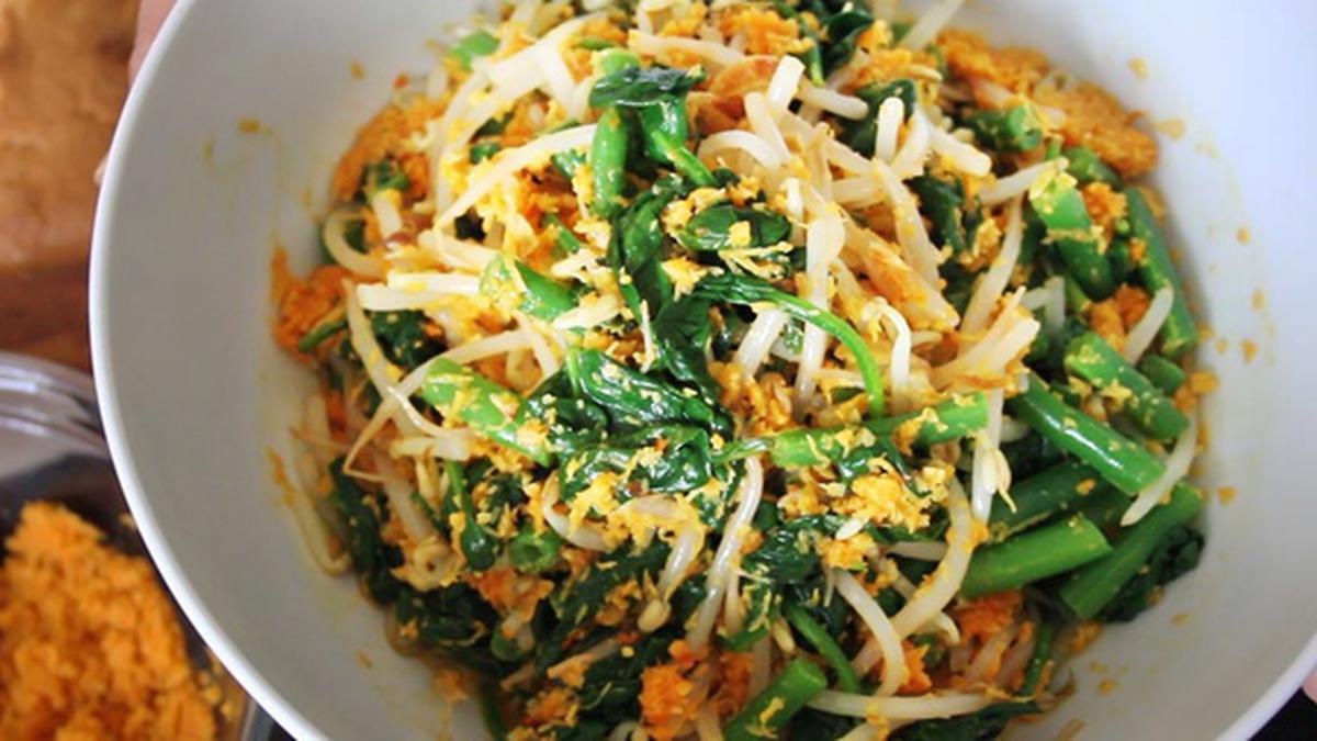 Urap sayur segar dengan campuran bayam, kacang panjang, tauge, dan kelapa parut berbumbu, siap disajikan sebagai pendamping nasi