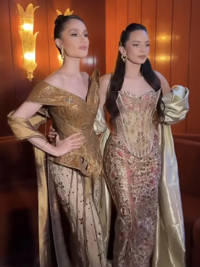 Cinta Laura Dibalut Gaun Batik di Paris Fashion Week 2024.