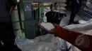 Pekerja menimbang beras di Pasar Induk Beras Cipinang, Jakarta, Selasa (24/2/2015). Harga beras sejak 9 Februari 2015 melonjak hingga 30 persen, hal ini disebabkan belum meratanya panen di daerah produsen. (Liputan6.com/Johan Tallo)
