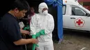 Tim menggunakan perlengkapan medis guna membawa jenazah korban kecelakaan pesawat QZ8501 yang tiba dari KRI Banda Aceh untuk dipindahkan ke RS Sultan Imanuddin di Lanud Iskandar Pangkalan Bun, Kalteng, Rabu (7/1/2015). (Liputan6.com/Andrian M Tunay)