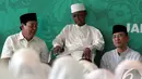 Wakil Ketua Majelis Syariah DPP PPP KH. Nur Iskandar S.Q (tengah) ikut hadir memperingati Milad mantan Ketua MPR Almarhum Taufiq Kemas di Kantor DPP PPP, Jakarta, Rabu (31/12/2014). (Liputan6.com/Faizal Fanani)