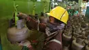 Pekerja mereproduksi tabung gas elpiji 3 kg di Depot LPG Tanjung Priok, Jakarta, Selasa (29/1). Pemerintah dan Badan Anggaran DPR menyepakati kenaikan anggaran subsidi energi Rp 4,1 triliun di tahun 2019 menjadi Rp 160 triliun. (Liputan6.com/Johan Tallo)