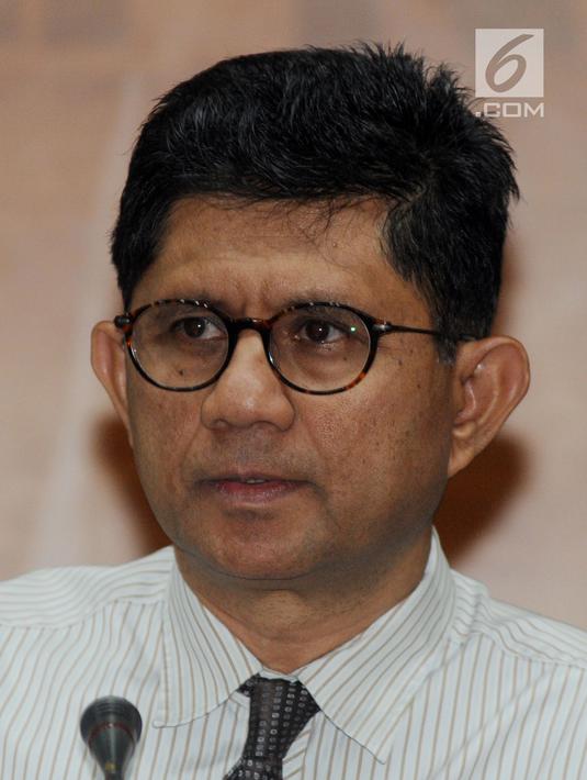 Wakil Ketua KPK Laode Muhammad Syarif memberi keterangan terkait dugaan TPPU di Gedung KPK, Jakarta, Jumat (18/5). Sebuah korporasi diduga menampung dan menyamarkan uang hasil korupsi Bupati Kebumen Mohamad Yahya Fuad. (Merdeka.com/Dwi Narwoko)