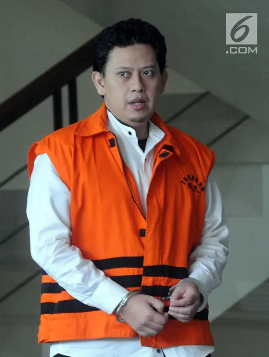 Bupati nonaktif Cianjur Irvan Rivano Muchtar usai menjalani pemeriksaan oleh penyidik di Gedung KPK, Jakarta, Selasa (5/3). Irvan diperiksa untuk pengembangan kasus korupsi pemotongan DAK Pendidikan Kabupaten Cianjur. (merdeka.com/Dwi Narwoko)