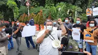Jurnalis di Surabaya menggelar demo kekerasan terhadap jurnalis Tempo Nurhadi. (Dian Kurniawan/Liputan6.com)