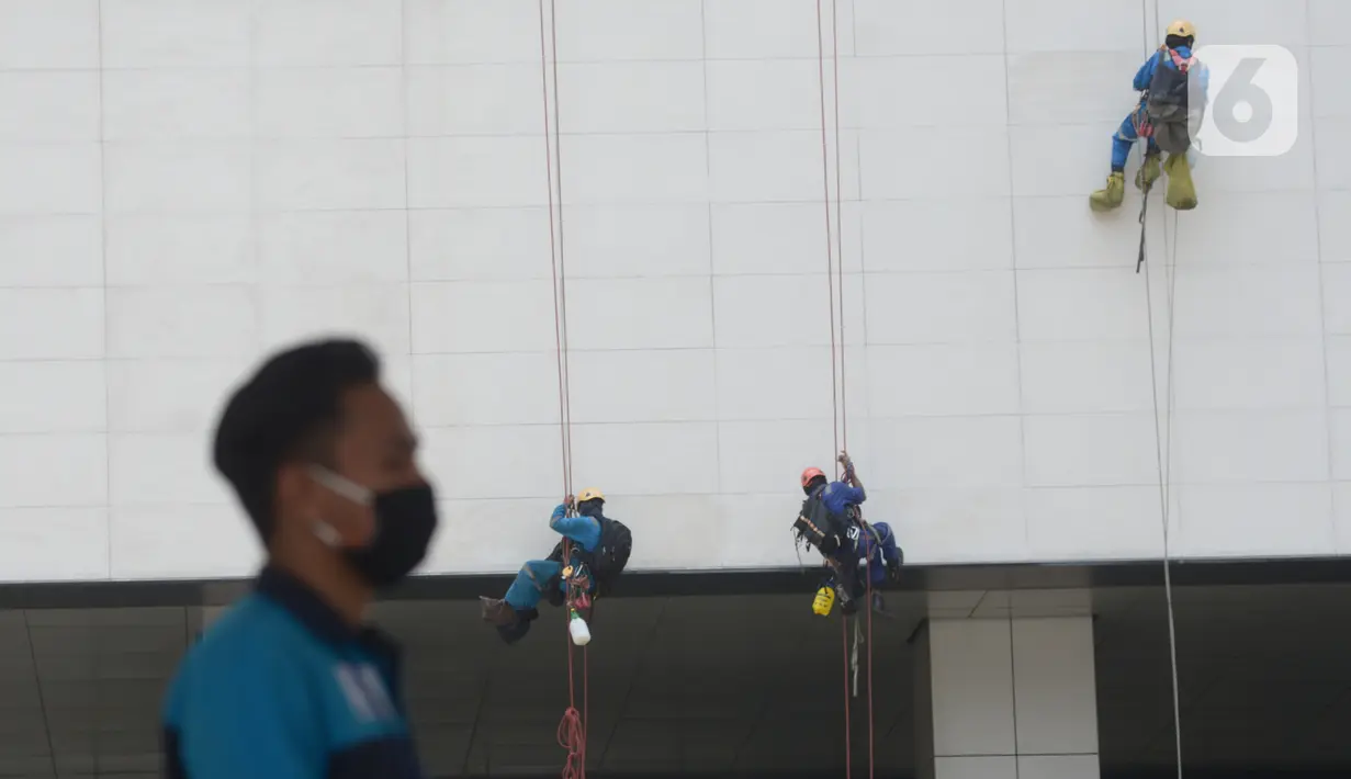 Pekerja ketinggian gedung di Jakarta, Rabu (28/10/2020). Menurut data dari BPJAMSOSTEK angka klaim kecelakaan kerja pada semester I 2020, yakni dari Januari sampai dengan Juni, meningkat 128 persen. Angka ini naik dari sebelumnya hanya 85.109 kasus menjadi 108.573 kasus. (merdeka.com/Imam Buhori)