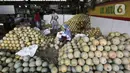 Aktivitas pedagang buah di salah satu kios Pasar Induk Kramat Jati, Jakarta Timur, Minggu (12/4/2020). Kegiatan di pasar tersebut berjalan normal selama pandemi COVID-19, namun penjual dan pekerja masih terlihat belum mengenakan masker. (Liputan6.com/Johan Tallo)