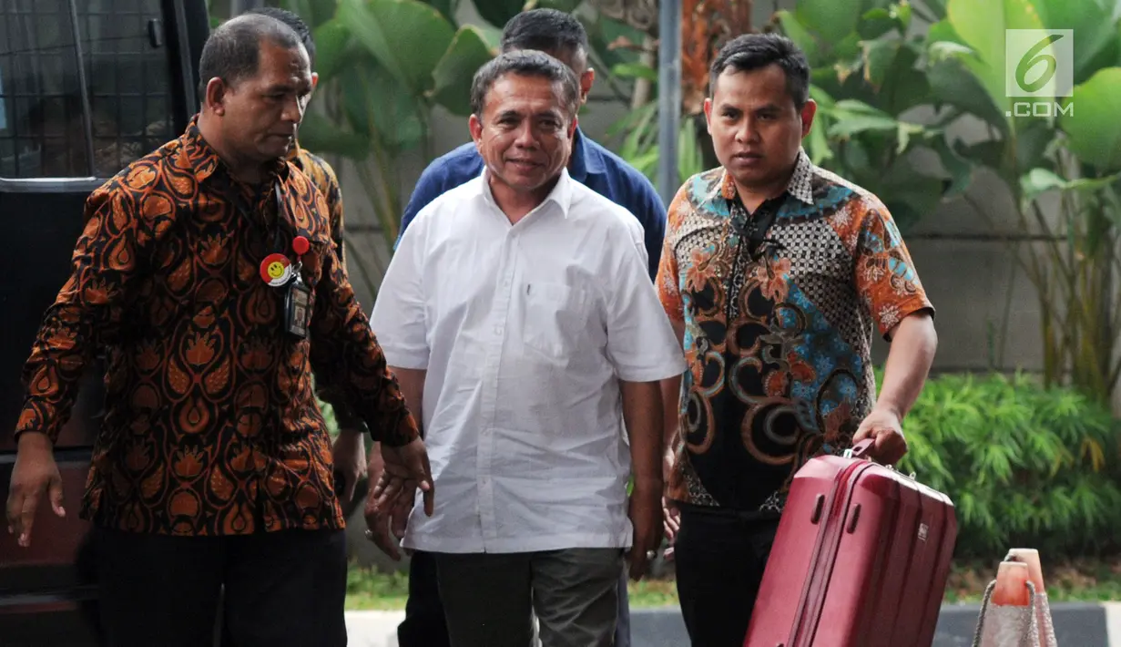 Gubernur Aceh Irwandi Yusuf didampingi petugas tiba di Gedung KPK, Jakarta, Rabu (4/7). Dalam operasi tangkap tangan (OTT), tim KPK turut mengamankan uang Rp500 juta diduga terkait dana otonomi khusus Aceh Tahun 2018. (Merdeka.com/Dwi Narwoko)