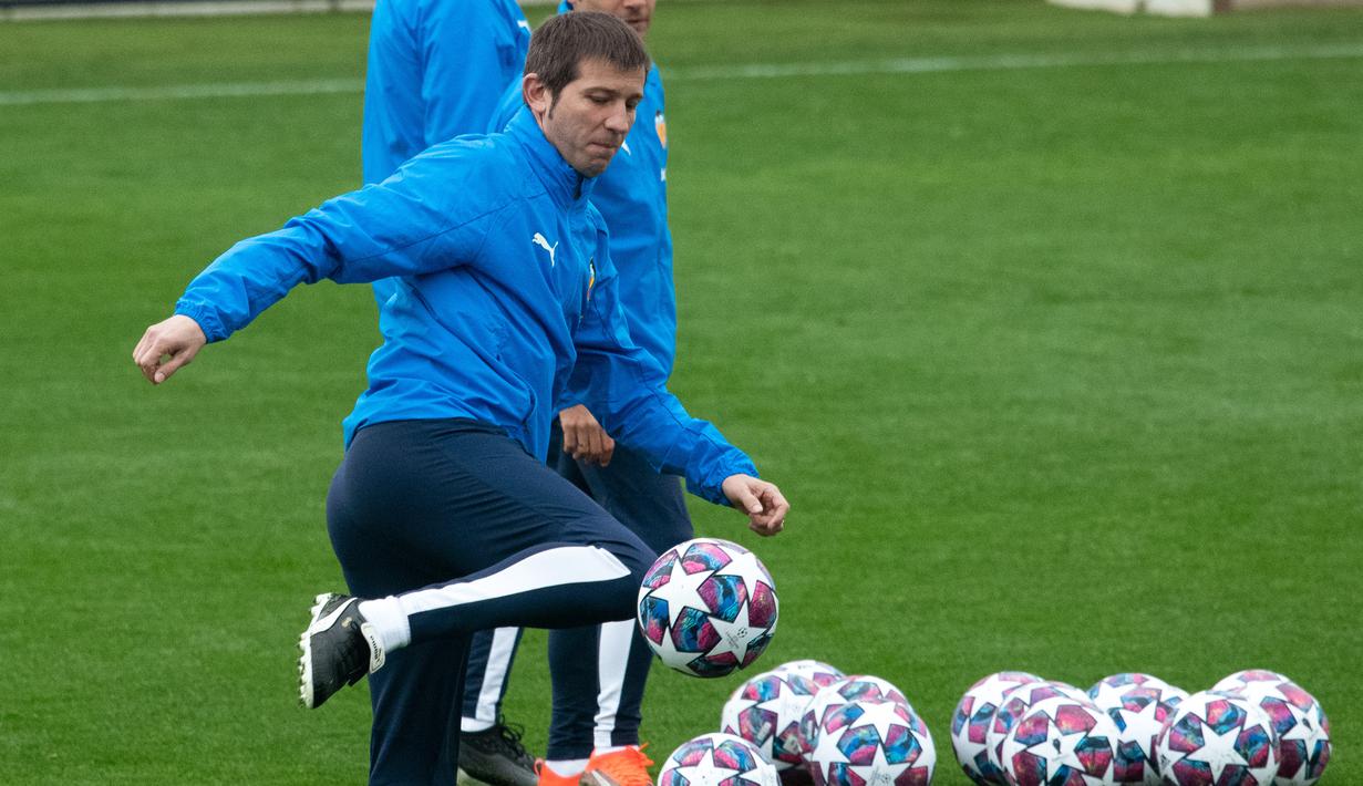 Pelatih Valencia Albert Celades saat memimpin sesi latihan di Paterna Sports City, Paterna, Spanyol, Selasa (18/2/2020). Valencia akan menghadapi Atalanta pada leg pertama babak 16 besar Liga Champions di San Siro, 20 Februari 2020 dini hari WIB. (JOSE JORDAN/AFP)