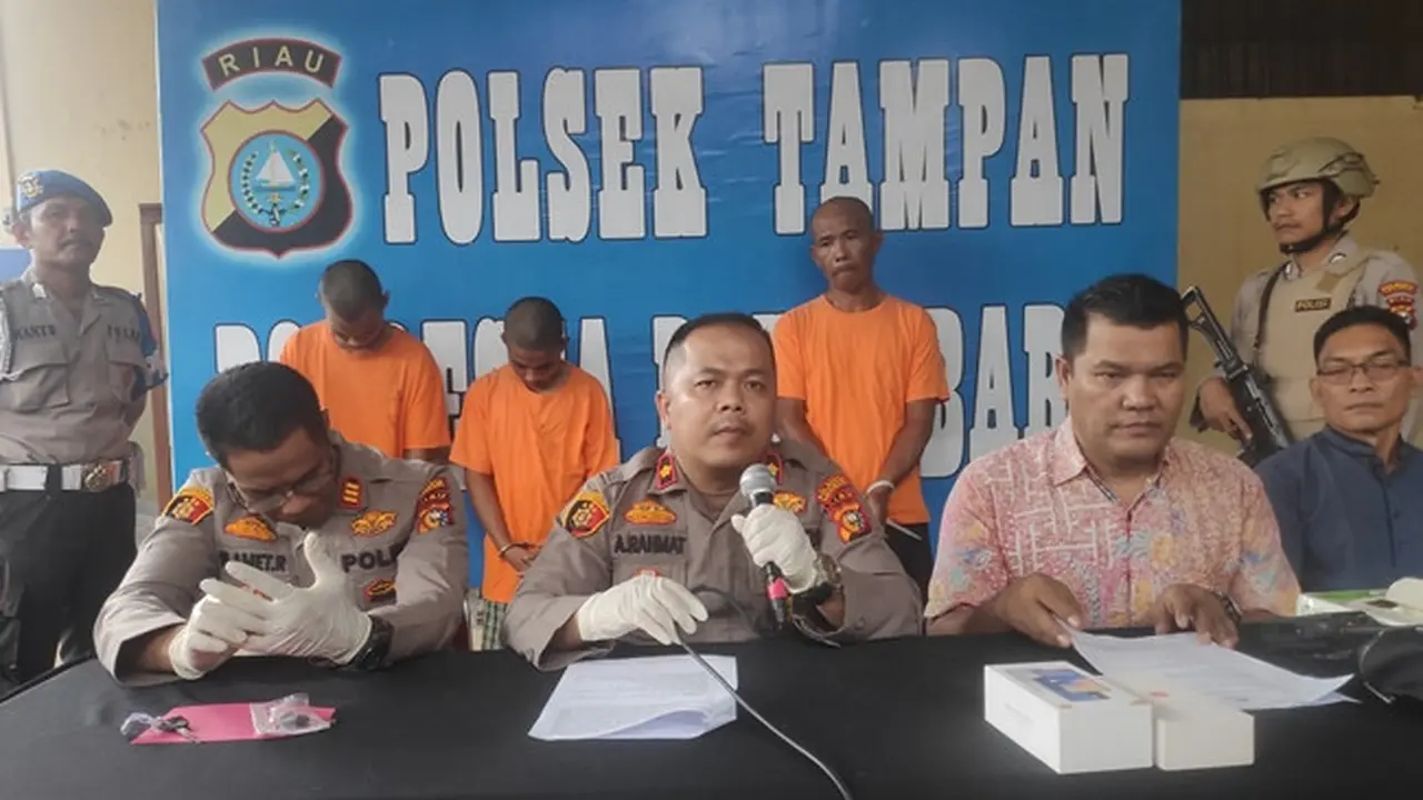 Mantan kades curi motor (baju oranye kanan) yang tertangkap oleh personel Polsek Tampan, Pekanbaru.