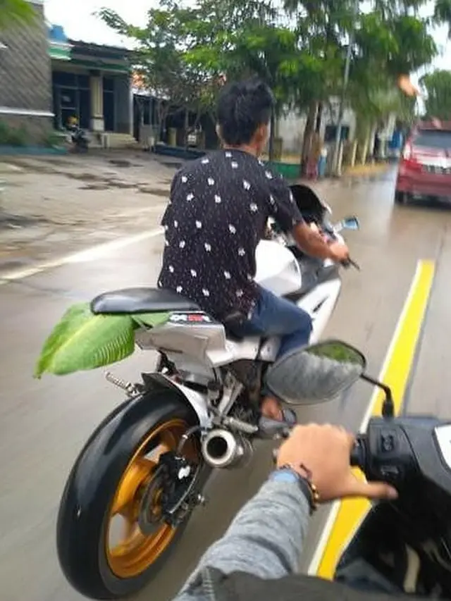 7 Potret Tingkah Kocak Pengendara Motor Ini Bikin Geleng-Geleng Kepala